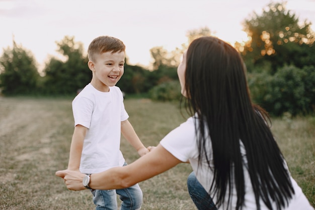 Linda familia jugando en un campo de verano