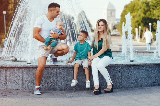 Linda familia jugando en una ciudad de verano