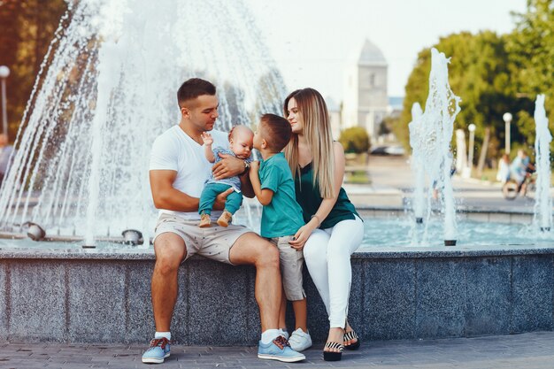 Linda familia jugando en una ciudad de verano