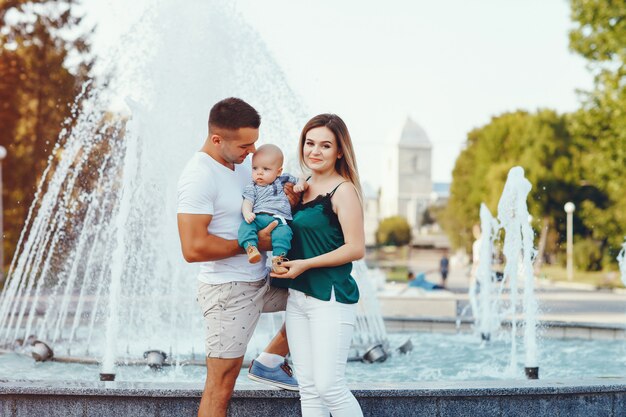 Linda familia jugando en una ciudad de verano