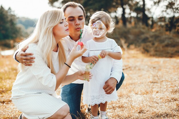 Linda familia jugando en un parque de verano