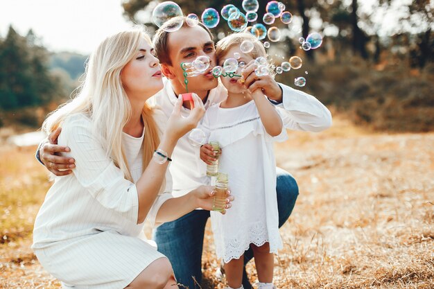 Linda familia jugando en un parque de verano