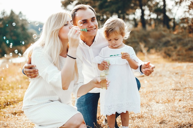 Linda familia jugando en un parque de verano