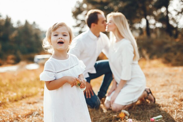 Linda familia jugando en un parque de verano