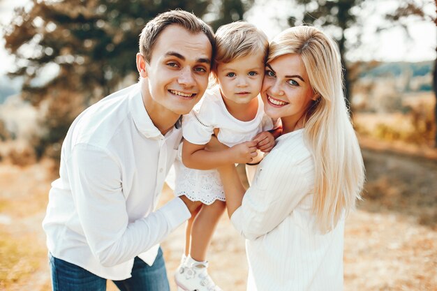 Linda familia jugando en un parque de verano