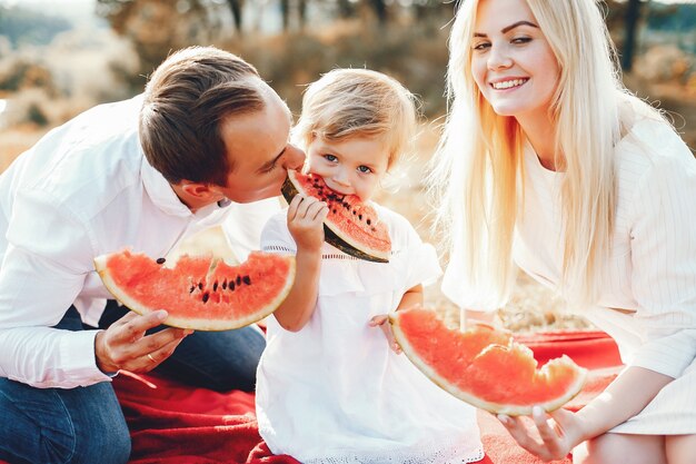 Linda familia jugando en un parque de verano