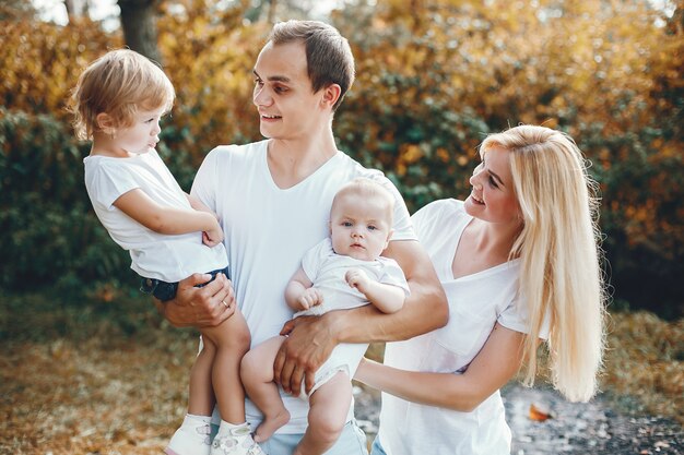 Linda familia jugando en un parque de verano