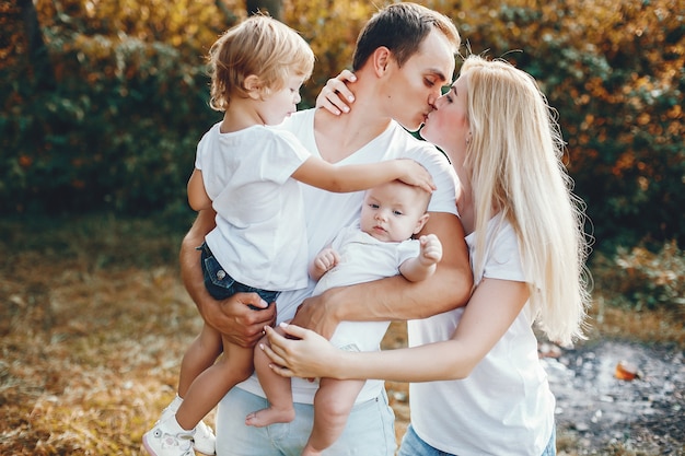 Linda familia jugando en un parque de verano