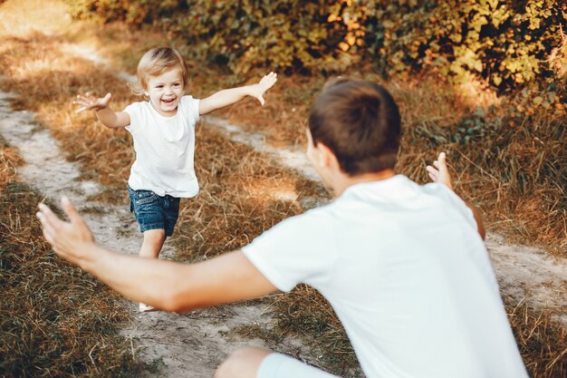 Linda familia jugando en un parque de verano