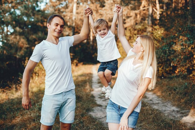 Linda familia jugando en un parque de verano