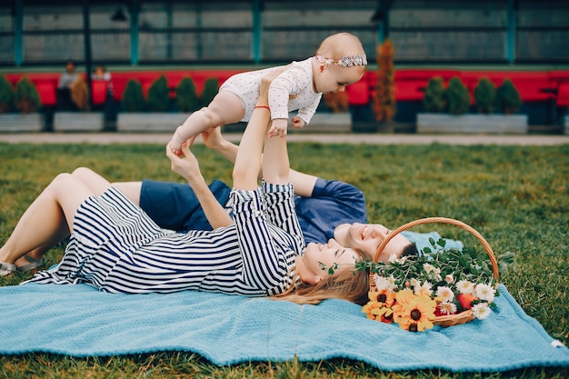 Linda familia jugando en un parque de verano