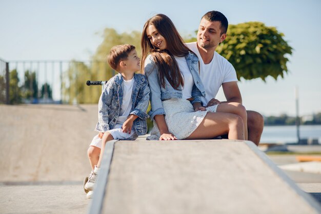 Linda familia jugando en un parque de verano