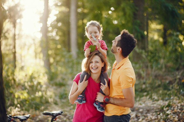 Linda familia jugando en un parque de verano