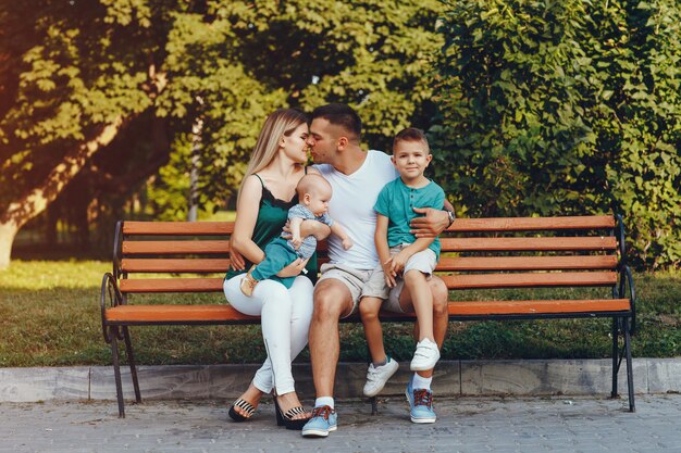 Linda familia jugando en un parque de verano