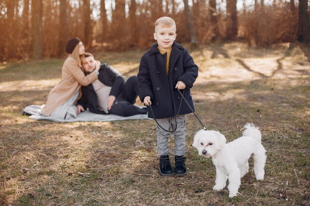 Linda familia jugando en un parque