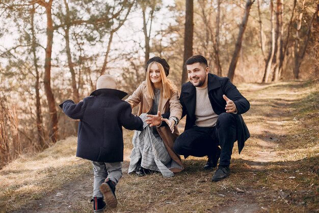 Linda familia jugando en un parque