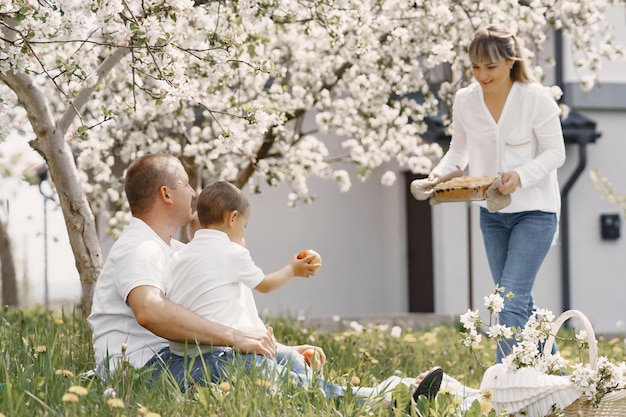 Linda familia jugando en un patio de verano