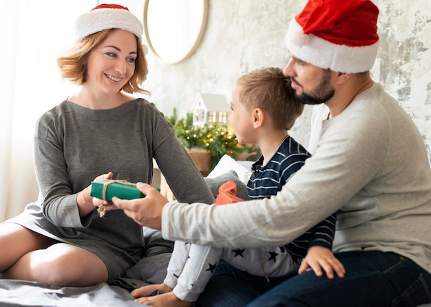 Linda familia juntos el día de navidad