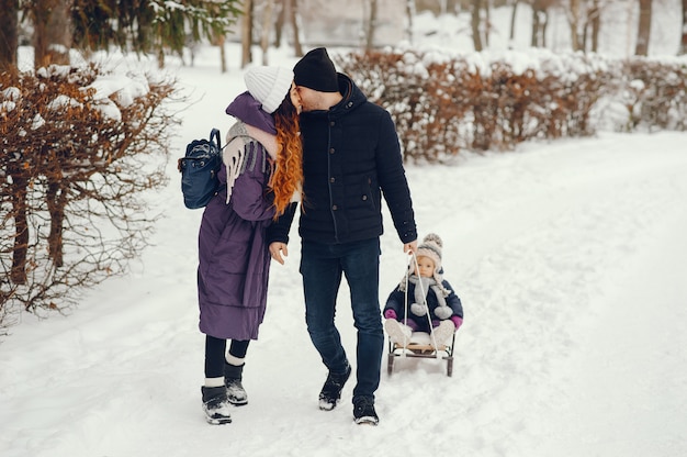 Linda familia en un parque de invierno