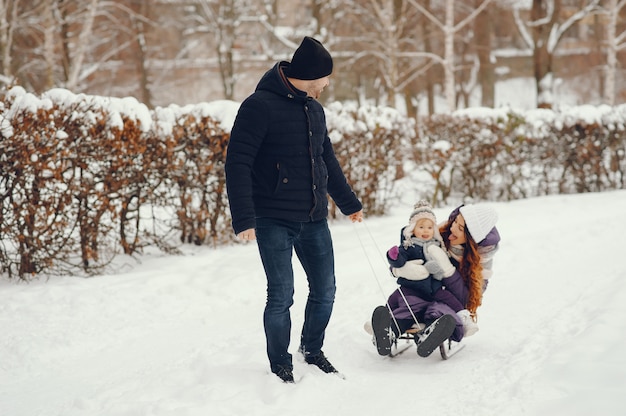 Linda familia en un parque de invierno