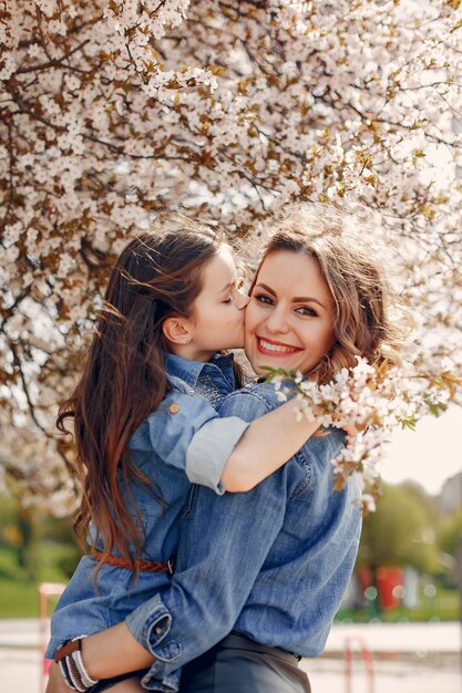 Linda familia en un parque de primavera