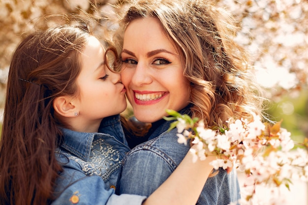 Linda familia en un parque de primavera