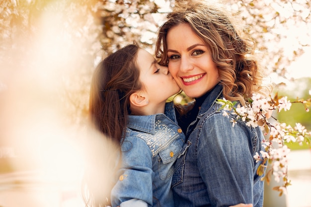 Foto gratuita linda familia en un parque de primavera