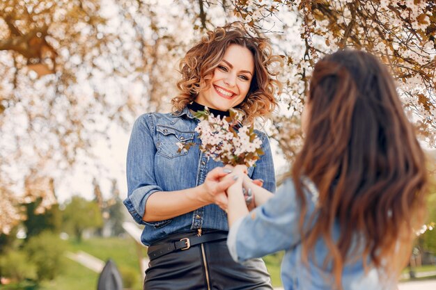 Linda familia en un parque de primavera