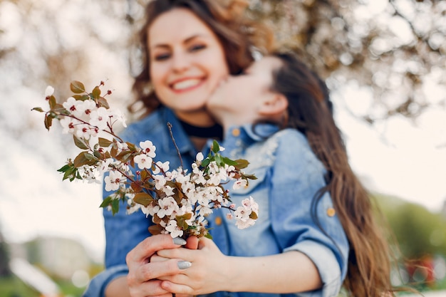 Foto gratuita linda familia en un parque de primavera