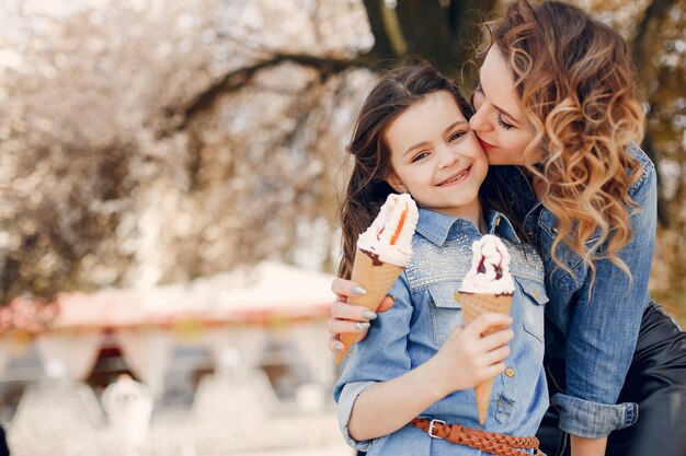 Linda familia en un parque de primavera