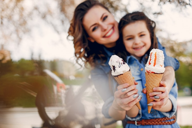 Linda familia en un parque de primavera