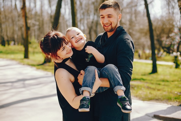 linda familia en un parque