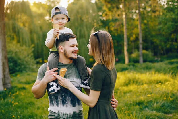 linda familia en un parque