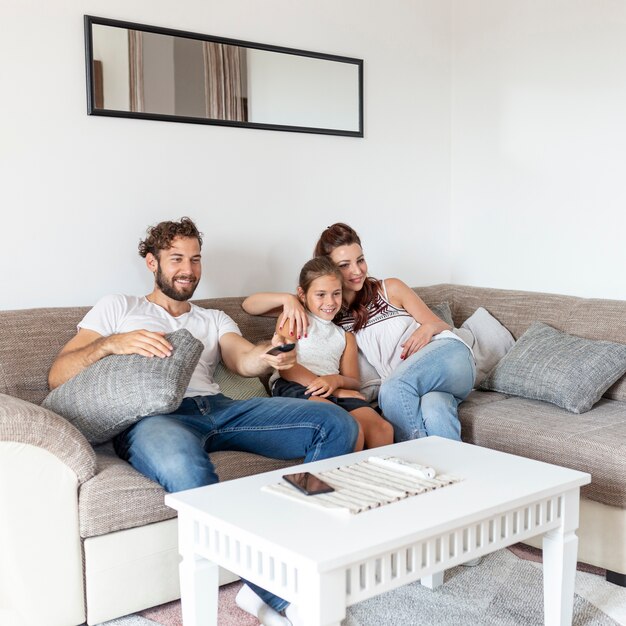 Linda familia pasando tiempo juntos