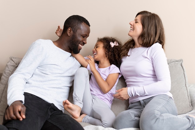 Linda familia pasar tiempo de calidad juntos en casa