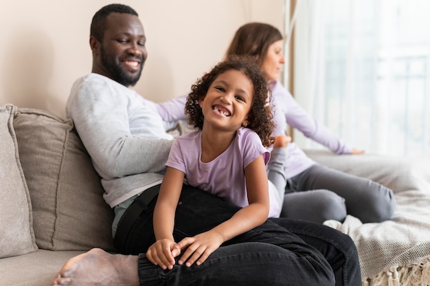 Linda familia pasar tiempo de calidad juntos en casa