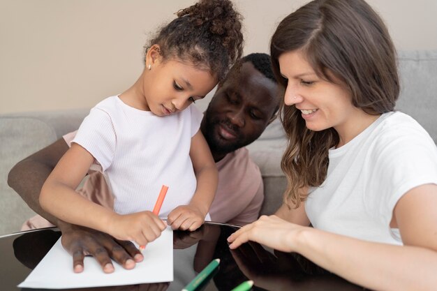 Linda familia pasar tiempo de calidad juntos en casa