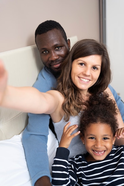 Foto gratuita linda familia pasar tiempo de calidad juntos en casa