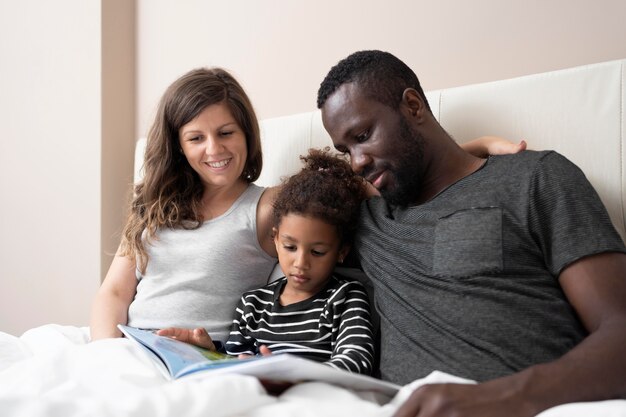 Linda familia pasar tiempo de calidad juntos en casa