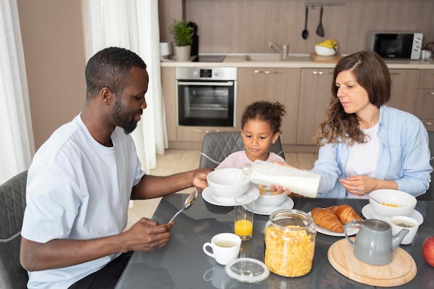 Foto gratuita linda familia pasar tiempo juntos en la cocina