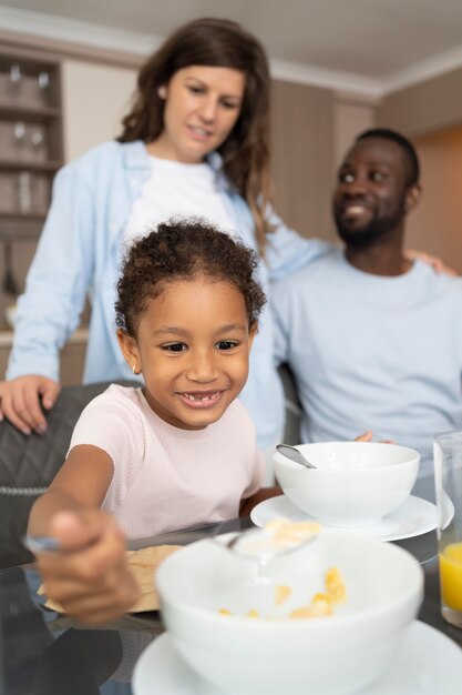 Foto gratuita linda familia pasar tiempo juntos en la cocina