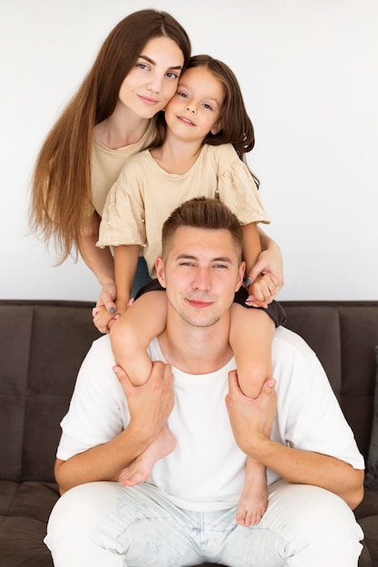 Linda familia pasar tiempo juntos en el sofá