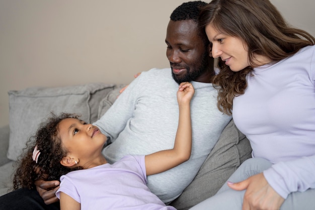 Foto gratuita linda familia pasar tiempo juntos