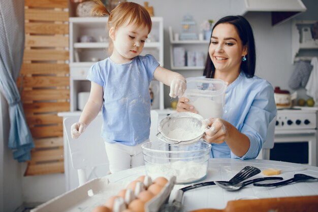 Linda familia prepara el desayuno en la cocina.