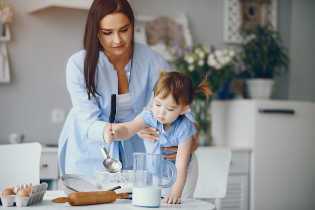 Linda familia prepara el desayuno en la cocina.