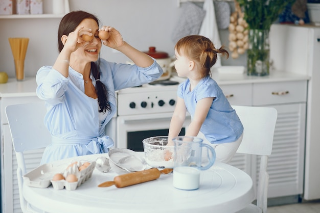 Linda familia prepara el desayuno en la cocina.