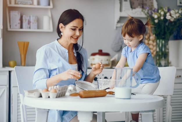 Linda familia prepara el desayuno en la cocina.