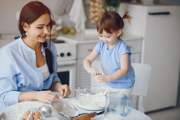 Linda familia prepara el desayuno en la cocina.