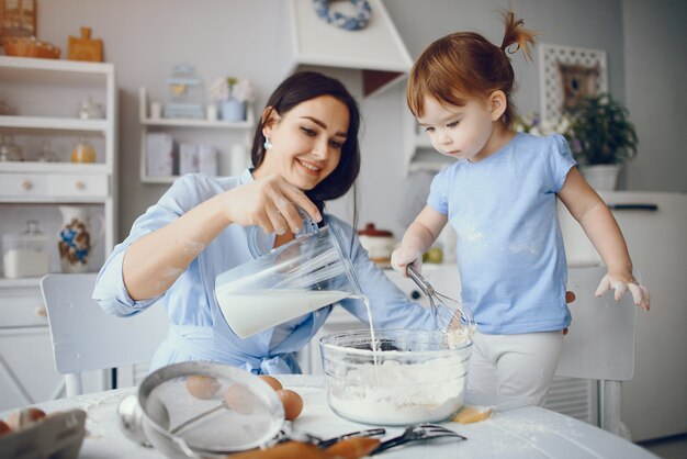 Linda familia prepara el desayuno en la cocina.