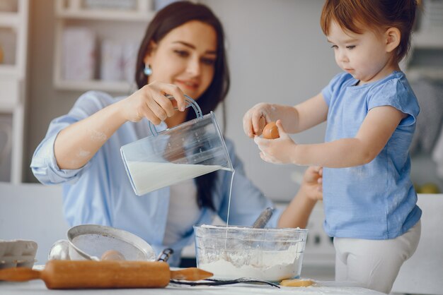 Linda familia prepara el desayuno en la cocina.